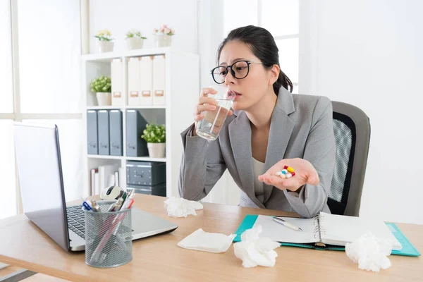 Jolie beauté entreprise travailleur femme eau potable — Photo