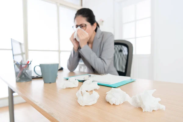 Mujer trabajadora de oficina dolorosa que tiene problemas de alergia — Foto de Stock