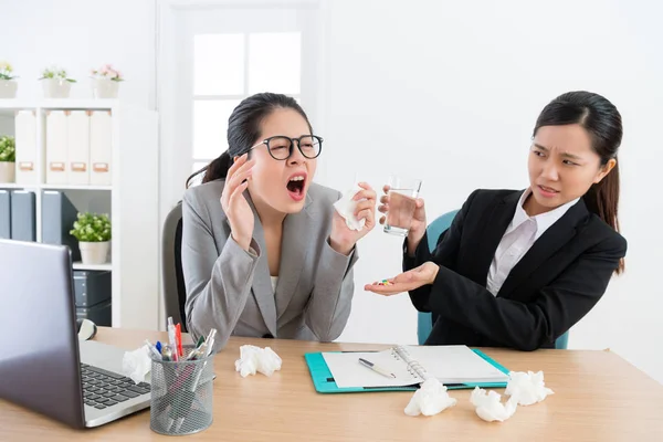 Zakelijke vrouw werknemer partner gevoel angst — Stockfoto