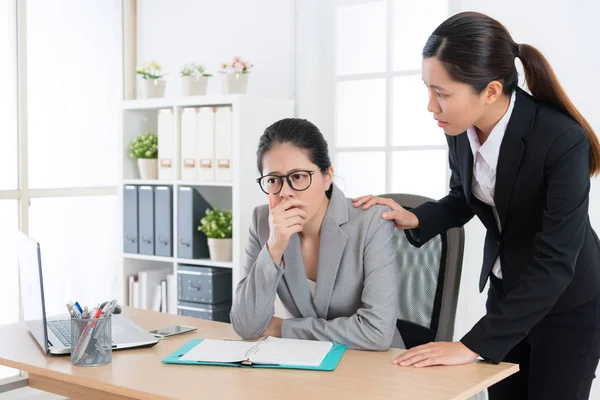 Jonge mooie zakelijke vrouw vangst koude hoest — Stockfoto