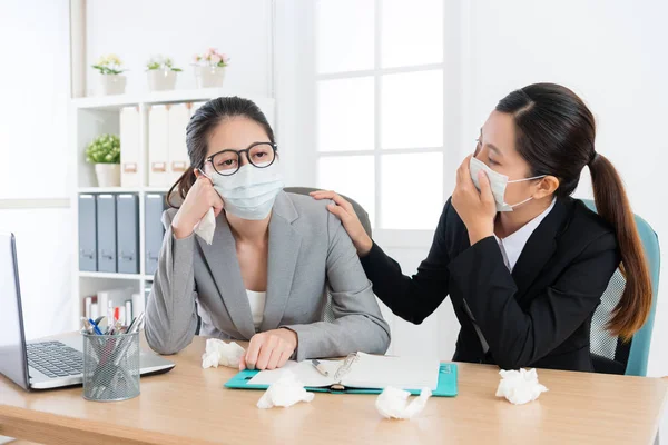 Mujer de negocios gerente sintiéndose incómodo — Foto de Stock