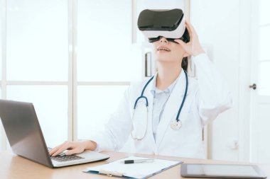 tıbbi video seyir Vr aygıt giyen doktor