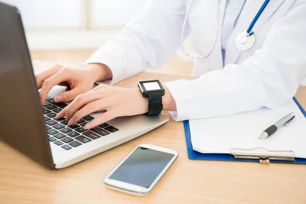 Medico che indossa smartwatch con schermo bianco — Foto Stock