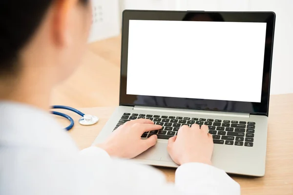 Achteraanzicht van vrouwelijke arts met behulp van draagbare computer — Stockfoto