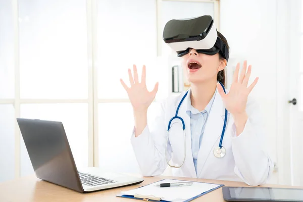 Medical doctor experience virtual reality goggles — Stock Photo, Image