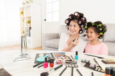 kadın kozmetik kız makyaj yardımcı fırça kullanarak