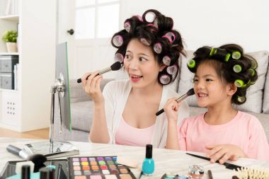 çekici genç kadın kozmetik fırça kullanarak