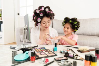 pembe renk oje kullanarak zarif genç anne