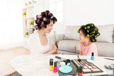 sevimli küçük kızı için anne holding ayna