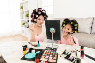 gülümseyen sevimli küçük kızı ile güzel anne