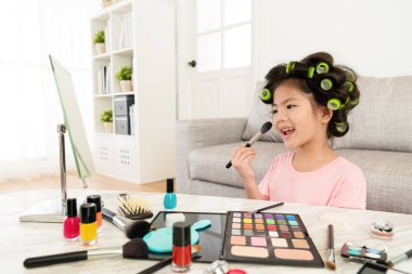 aynaya bakarak mutlu küçük kız çocuk