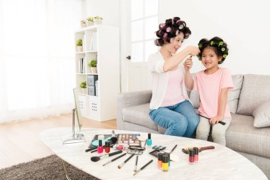 koltukta oturan küçük kız çocuk gülümseyen mutlu