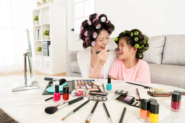 Matka z córką za pomocą kosmetyki makijaż — Zdjęcie stockowe