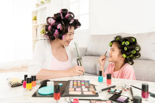 Anne kızı holding ayna makyaj için yardım — Stok fotoğraf