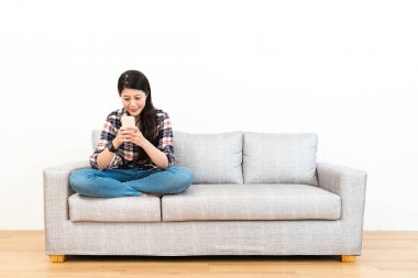 gülümseyen hareket eden smartphone kullanarak zarif kadın