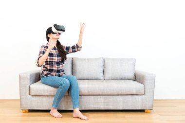 simülasyon ekran yakalama ellerini kullanan kız