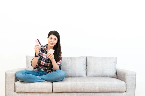 Hermosa mujer joven utilizando el teléfono celular móvil — Foto de Stock