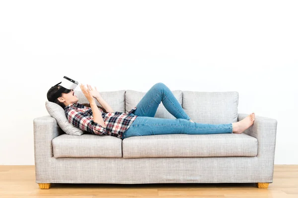 Feliz mujer alegre acostada en el sofá relajante — Foto de Stock