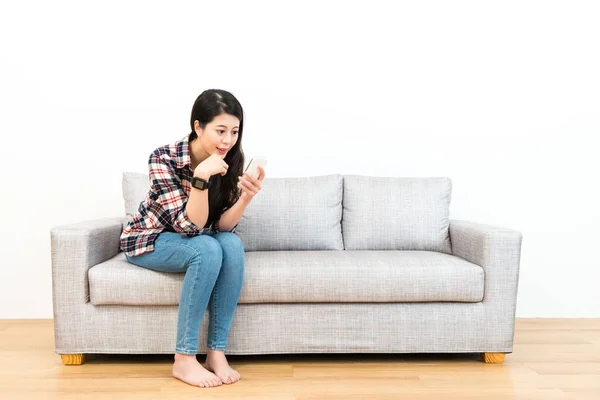 Mujer usando el teléfono inteligente navegar sitio web en línea — Foto de Stock