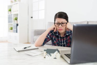 üzüntü genç kadın mutsuz hissediyor ve karışıklık