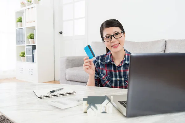 Selbstbewusste Frau mit Kreditkarte zahlt Haussteuer — Stockfoto