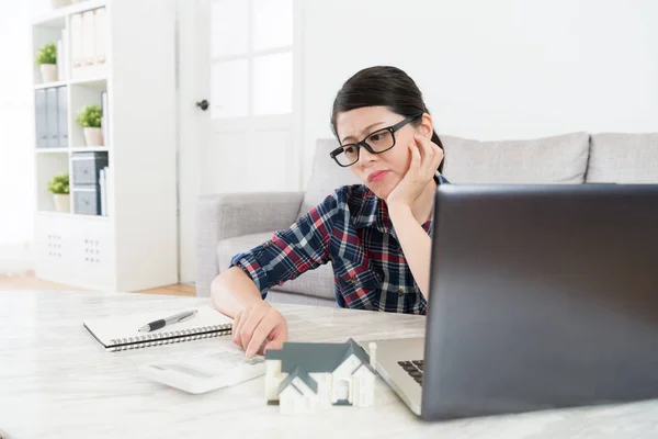 Hermosa dama usando calculadora contando impuesto de la casa — Foto de Stock