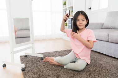 oturma odası katta oturan kız