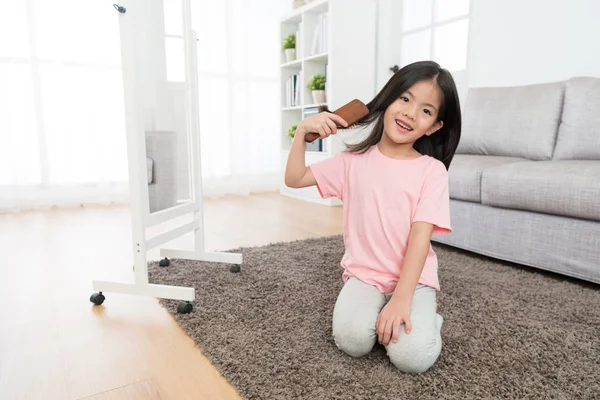 Feliz belleza niña niños peinando pelo por sí misma — Foto de Stock