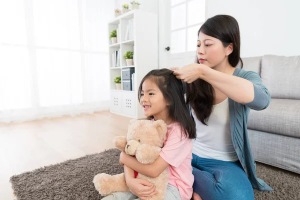 Feliz niña sonriente sentada en el suelo con teddy —  Fotos de Stock