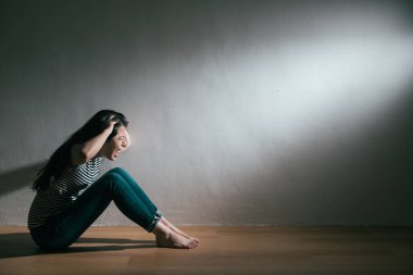 deli depresyon kadın genç endişeli hissediyorum