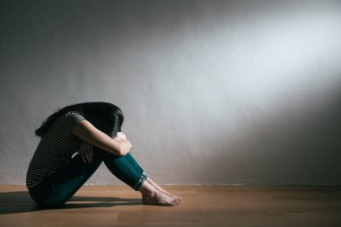 Beyaz arka planda dinlenme üzüntü genç kadın