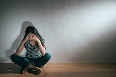 oldukça çekici kadın ahşap katta oturan 