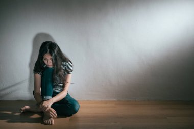 ahşap katta oturan çaresiz hissediyor kız