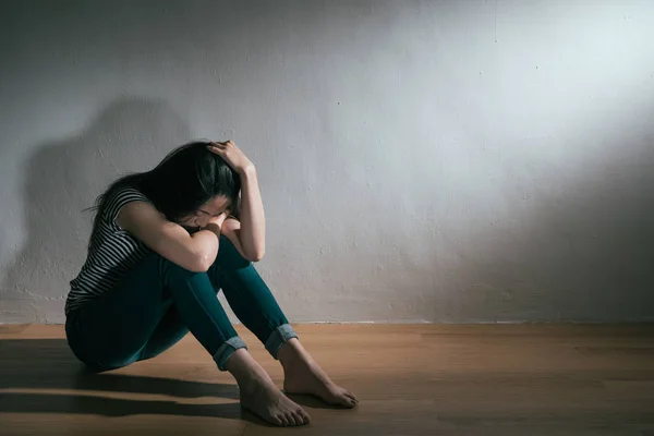 Depressione tristezza donna seduta sul pavimento in legno — Foto Stock