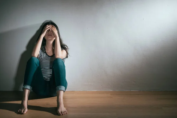 Mujer que tiene depresión trastorno bipolar problemas — Foto de Stock