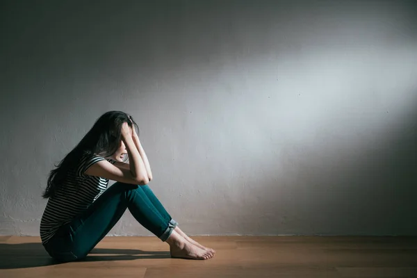 Vrouw liefde gebroken zittend op de houten vloer huilen — Stockfoto