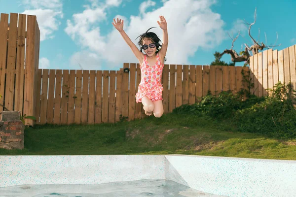 Κορίτσι παιδιά που παίζουν στην βίλα πισίνα — Φωτογραφία Αρχείου