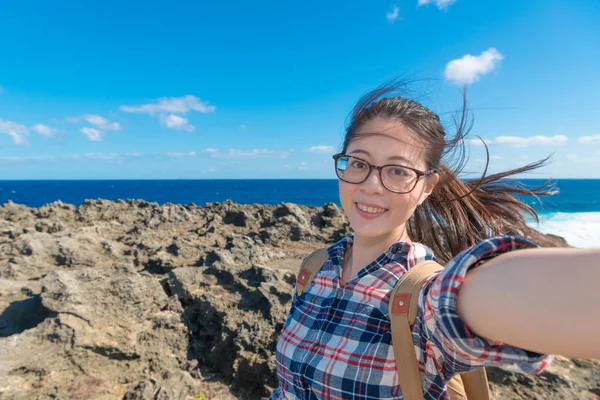 Selfie viajero cuando viaja en el parque nacional — Foto de Stock