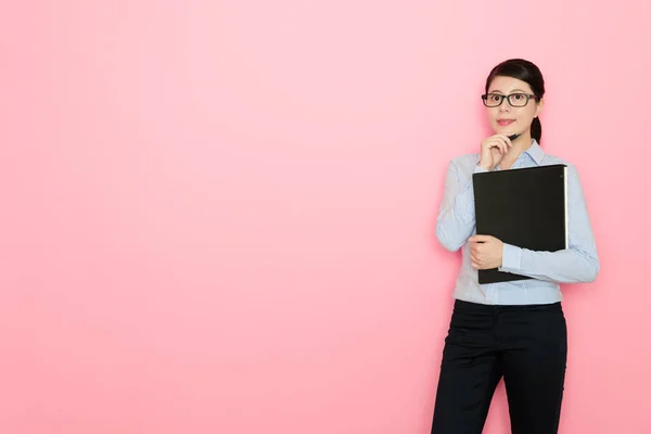 Cartella di file aziendale femminile operaio azienda holding — Foto Stock