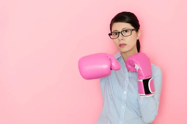 Mulher de negócios profissional usando luvas de boxe — Fotografia de Stock