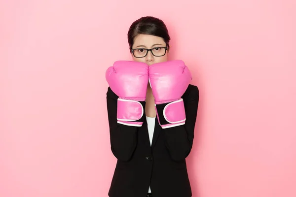 Femme d'affaires professionnelle avec gants de boxe — Photo