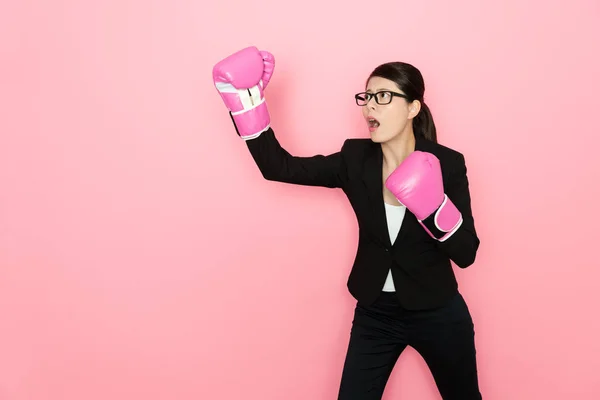 Jeune femme d'affaires avec gants de boxe — Photo