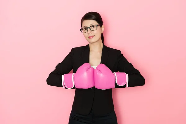 Professionelle Geschäftsfrau mit Boxhandschuhen — Stockfoto