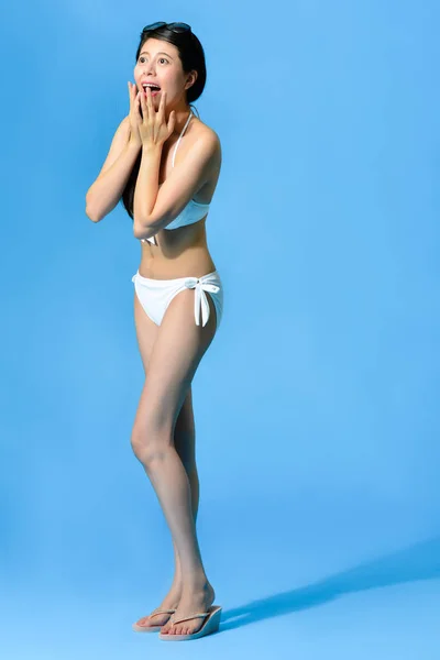 Joven belleza chica usando verano bikini ropa — Foto de Stock