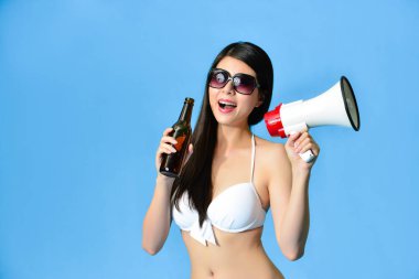 bira şişesi tutan neşeli genç bikini kadın