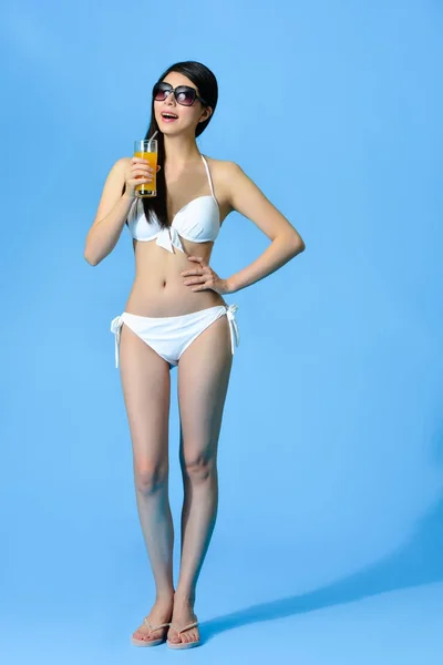 Tam uzunlukta bikini giyen güzellik güzel kadın — Stok fotoğraf