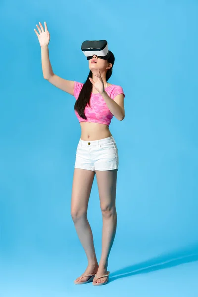 Bela mulher vestindo dispositivo de realidade virtual — Fotografia de Stock