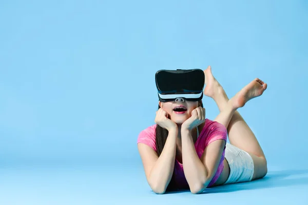 Jovem alegre vestindo óculos de dispositivo VR — Fotografia de Stock