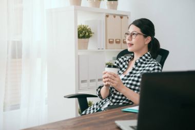 çalışma alanında oturmuş gülümseyen kadın soho işçi