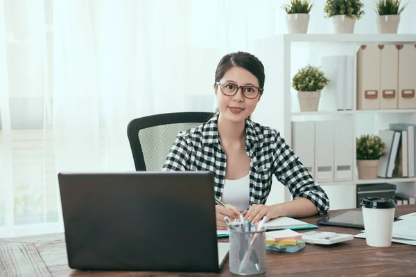 Mulher de negócios profissional sentado no local de trabalho — Fotografia de Stock